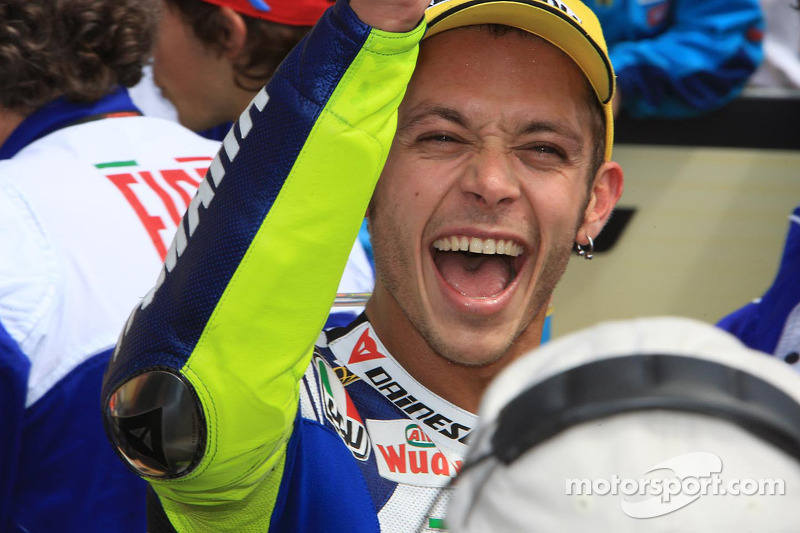 Ganador de la carrera Valentino Rossi celebra