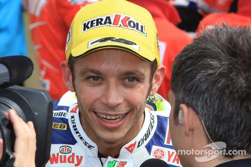 Ganador de la carrera Valentino Rossi celebra