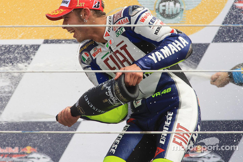 Podio: champagne para Valentino Rossi