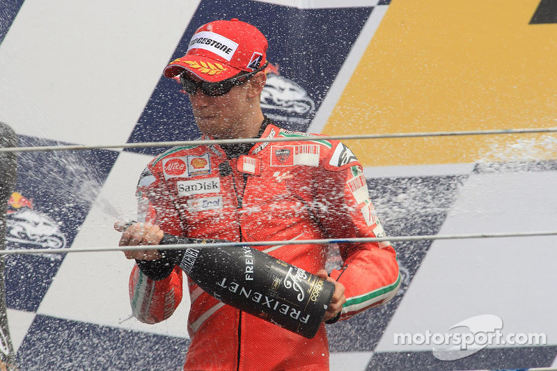 Podio: champagne para Casey Stoner