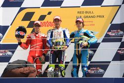 Podio: ganador de la carrera Valentino Rossi, segundo lugar Casey Stoner, tercer lugar Chris Vermeul