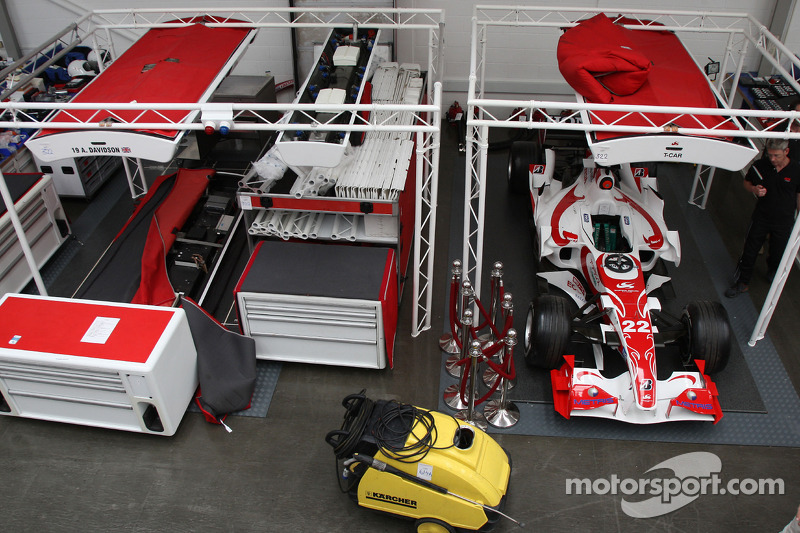 Имущество Super Aguri F1 перед продажей с аукциона