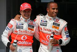 Heikki Kovalainen, McLaren Mercedes con el ganador de la pole position Lewis Hamilton, McLaren Merce