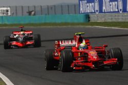 Felipe Massa, Scuderia Ferrari, F2008 y Lewis Hamilton, McLaren Mercedes, MP4-23