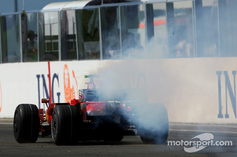 Felipe Massa, Scuderia Ferrari, F2008, suffers a mechanical failure while lead near end, race