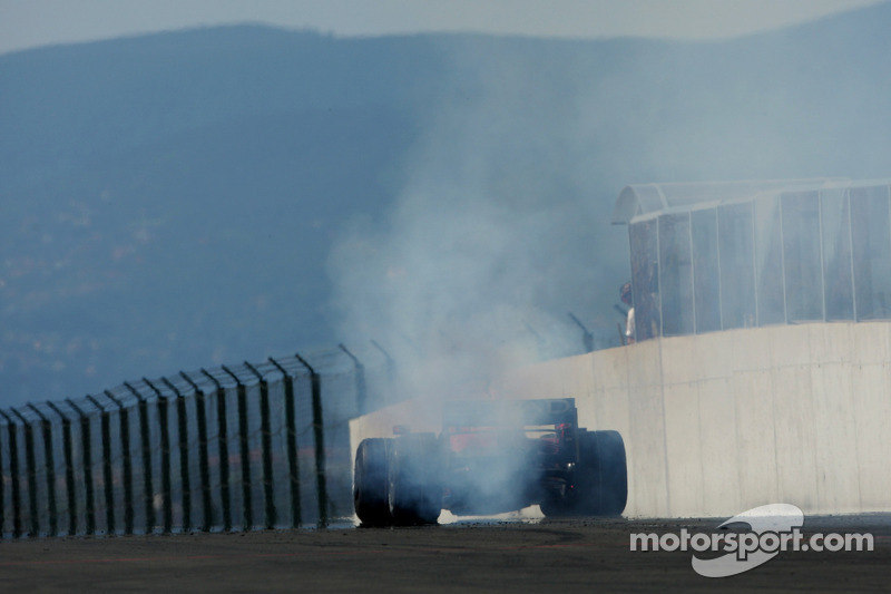 Felipe Massa, Scuderia Ferrari, F2008, suffers a mechanical failure while lead near end, race