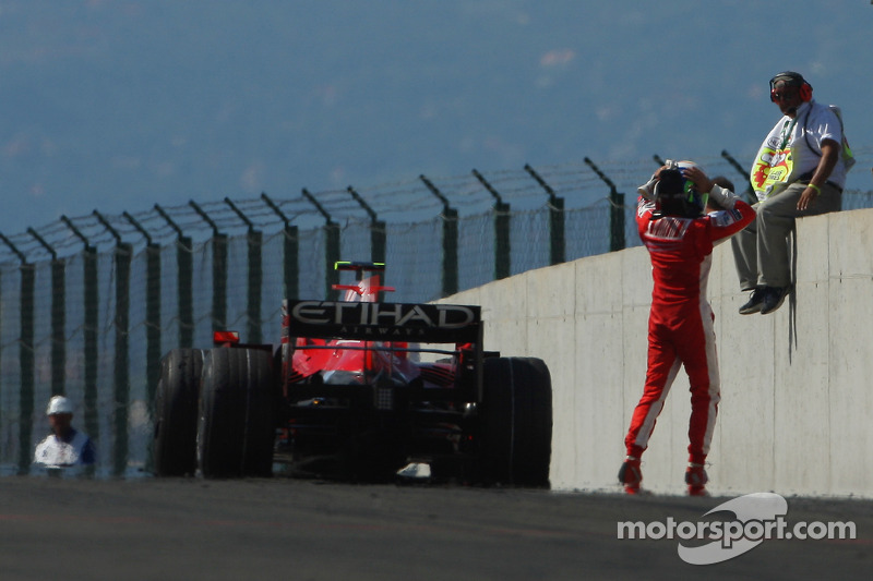 Felipe Massa, Scuderia Ferrari, F2008, suffers a mechanical failure while in the lead near the end of the race