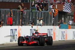 Heikki Kovalainen takes the checkered flag