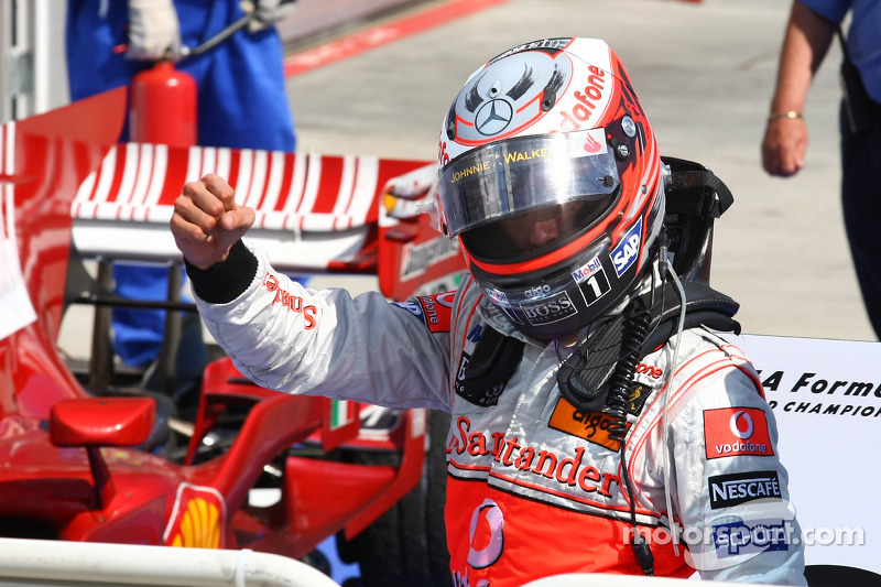 Yarış galibi Heikki Kovalainen kutlama yapıyor