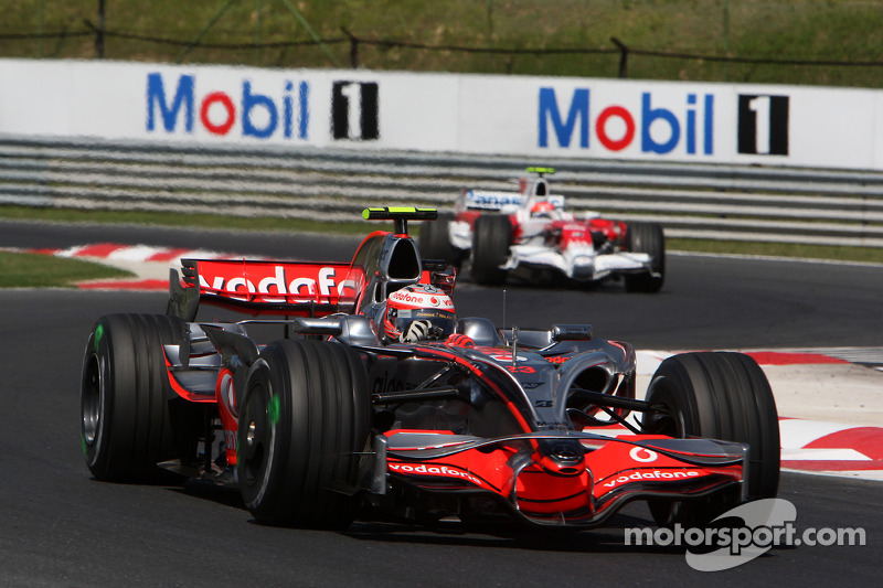 Heikki Kovalainen, McLaren Mercedes, MP4-23 devant Timo Glock, Toyota F1 Team, TF108