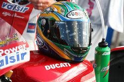 Le casque et la gourde de Troy Bayliss