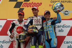 Podio: carrera ganador Valentino Rossi, segundo lugar Toni Elías y el tercer lugar Loris Capirossi