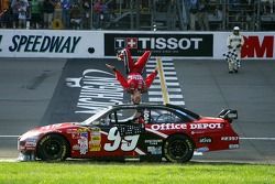 Sieger Carl Edwards feiert mit Backflip