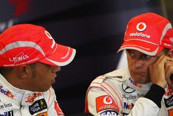 Conferencia de prensa posterior calificación: ganador de la pole Lewis Hamilton, Heikki Kovalainen e