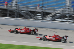 Dan Wheldon and Scott Dixon running together