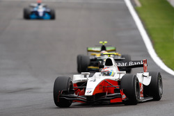 Romain Grosjean devant Alvaro Parente
