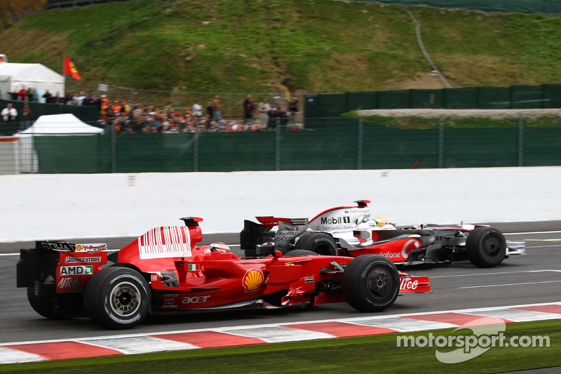 Kimi Räikkönen, Scuderia Ferrari, F2008;  Lewis Hamilton, McLaren Mercedes, MP4-23