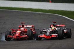 Kimi Räikkönen, Scuderia Ferrari, F2008;  Lewis Hamilton, McLaren Mercedes, MP4-23