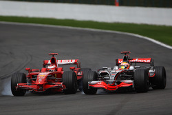 Kimi Raikkonen, Scuderia Ferrari F2008 supera a Lewis Hamilton, McLaren Mercedes MP4-23
