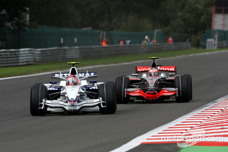 Robert Kubica, BMW Sauber F1 Team, F1.08 leads Heikki Kovalainen, McLaren Mercedes, MP4-23