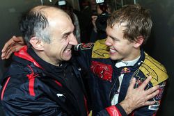 Jefe de equipo Franz Tost, Scuderia Toro Rosso, celebra con Sebastian Vettel, Scuderia Toro Rosso