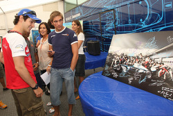 Pilotos da F1 e GP2 dão apoio à Gonzalo Rodriguez Memorial Foundation no motorhome da GP2