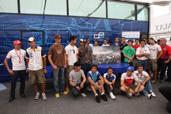 Pilotos da F1 e GP2 dão apoio à Gonzalo Rodriguez Memorial Foundation no motorhome da GP2