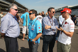 Loris Capirossi et Marco Melandri avec Claude Danis, directeur FIM de la sécurité et Franco Uncini, champion du monde 500cc 1982