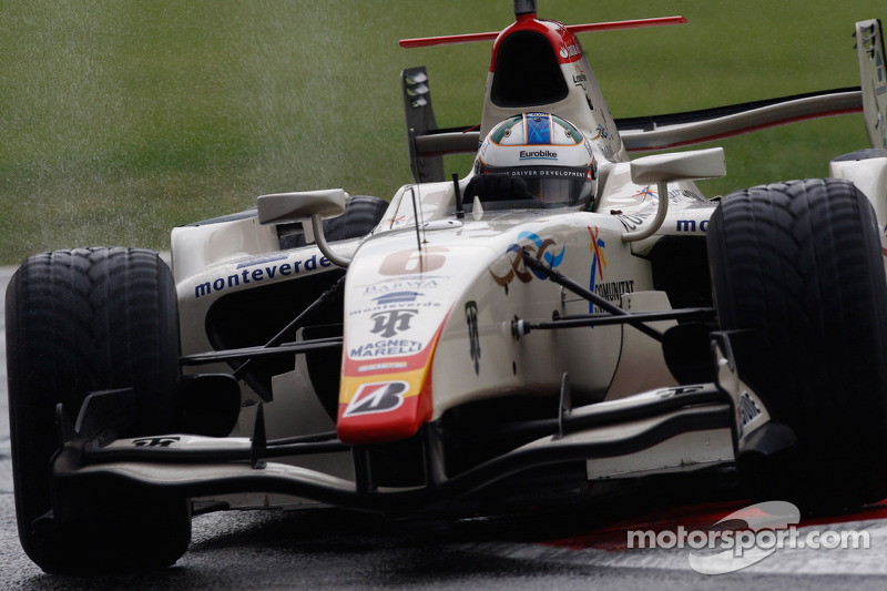 Em 2008, teve uma trajetória diferente. Originalmente Di Grassi não competiria na GP2, mas foi chamado na quarta rodada dupla para assumir a vaga na equipe Campos. Venceu três provas e lutou pelo título, mas ficou em terceiro.