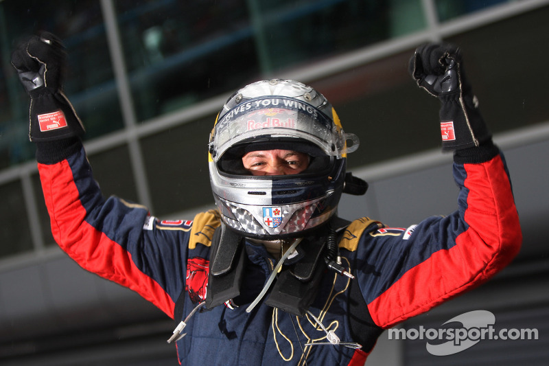 Ganador de la pole Sebastian Vettel celebra
