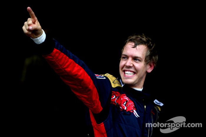 Ganador de la pole position Sebastian Vettel celebra