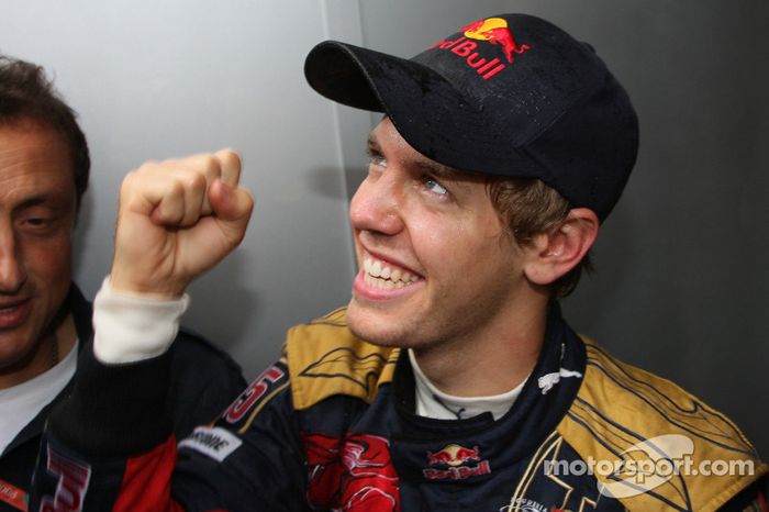 Ganador de la pole position Sebastian Vettel celebra