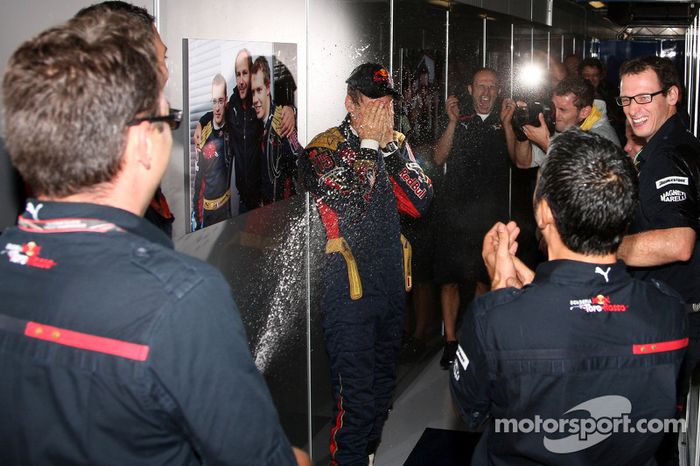 Ganador de la pole position Sebastian Vettel celebra con el equipo