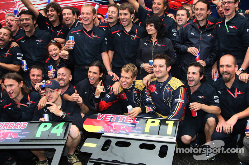 El día siguiente, también en el GP de Italia 2008, Sebastian Vettel dio a Toro Rosso su primera (y única) victoria en Fórmula 1, en Monza.