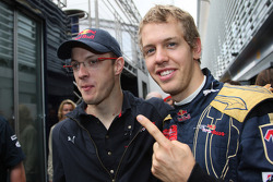 Sebastian Vettel célèbre sa pole position avec Sébastien Bourdais