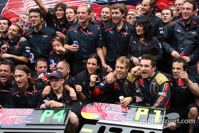 Ganador de la pole position Sebastian Vettel celebra con Sébastien Bourdais y el equipo