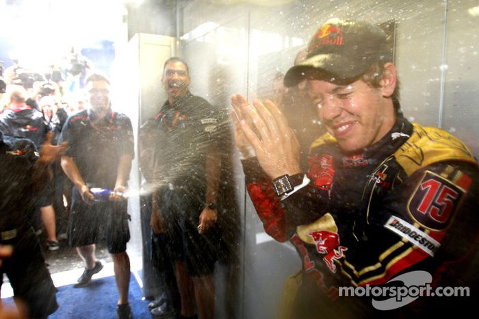 Ganador de la pole position Sebastian Vettel celebra