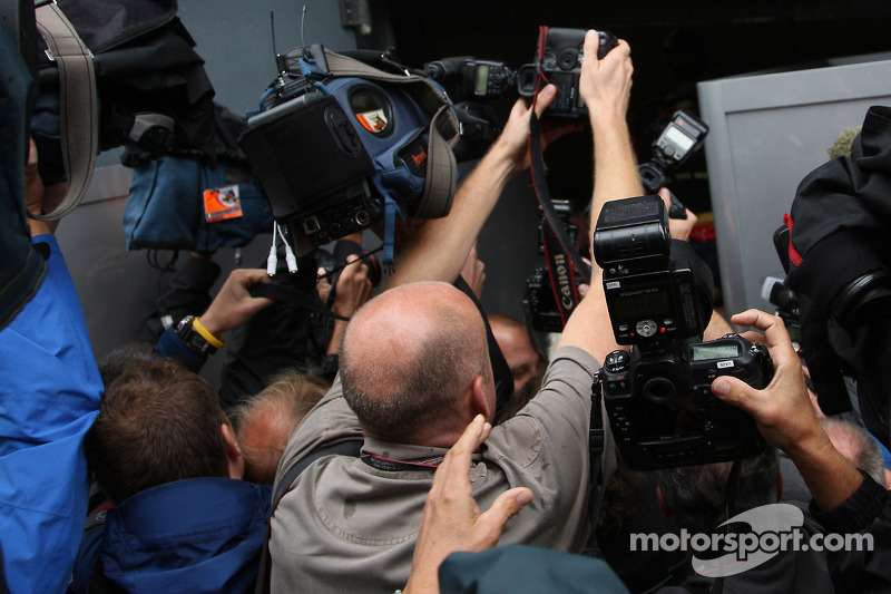 Fotógrafos y camarógrafos luchan por la imagen del ganador de la pole Sebastian Vettel celebrando