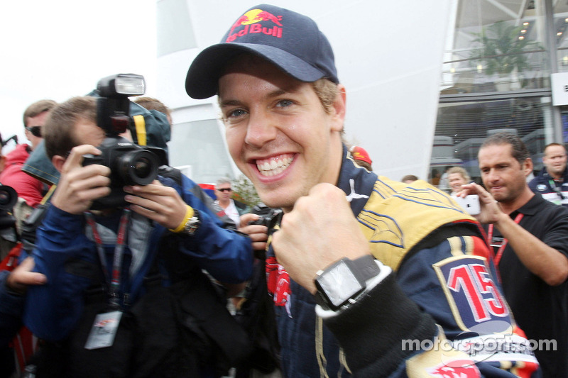 Ganador de la pole Sebastian Vettel celebra