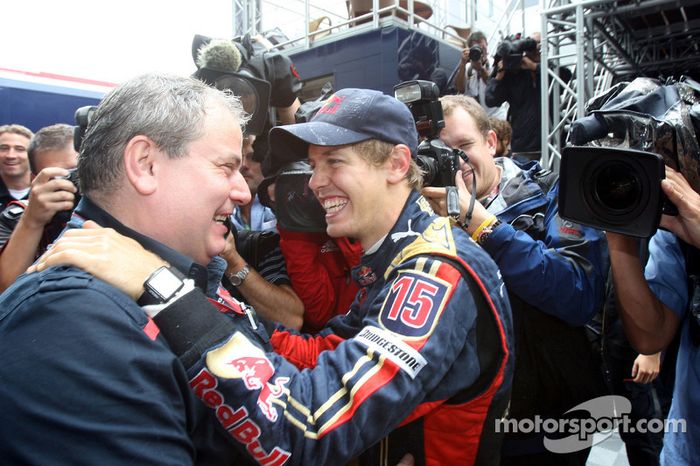 Ganador de la pole position Sebastian Vettel celebra