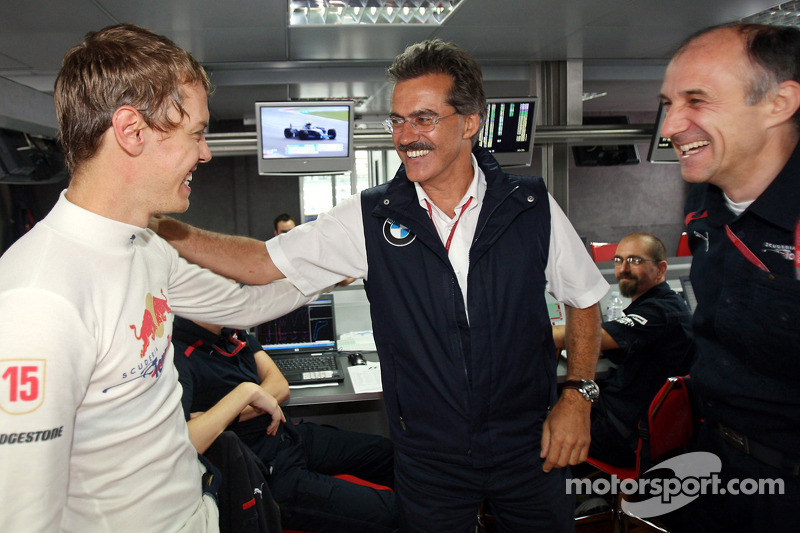 Ganador de la pole position Sebastian Vettel celebra con Dr. Mario Theissen, BMW Sauber F1 Team, BMW Motorsport Director y Franz Tost, Scuderia Toro Rosso, director del equipo