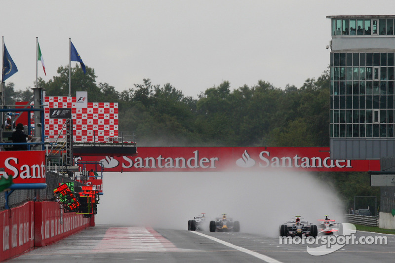 La salida con Sebastian Vettel, Scuderia Toro Rosso, STR03 y Heikki Kovalainen, McLaren Mercedes, MP4-2 liderando
