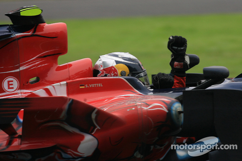 Ganador de la carrera Sebastian Vettel celebra