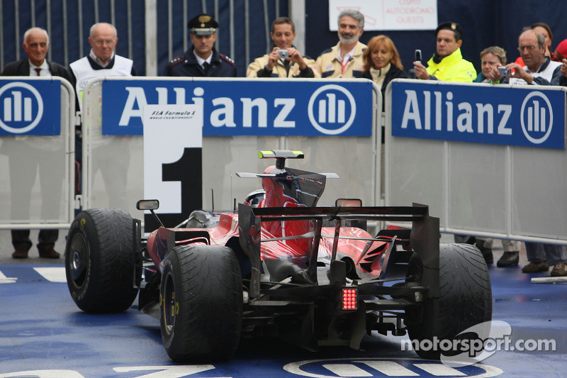 Ganador de la carrera Sebastian Vettel llega a Parc Ferme