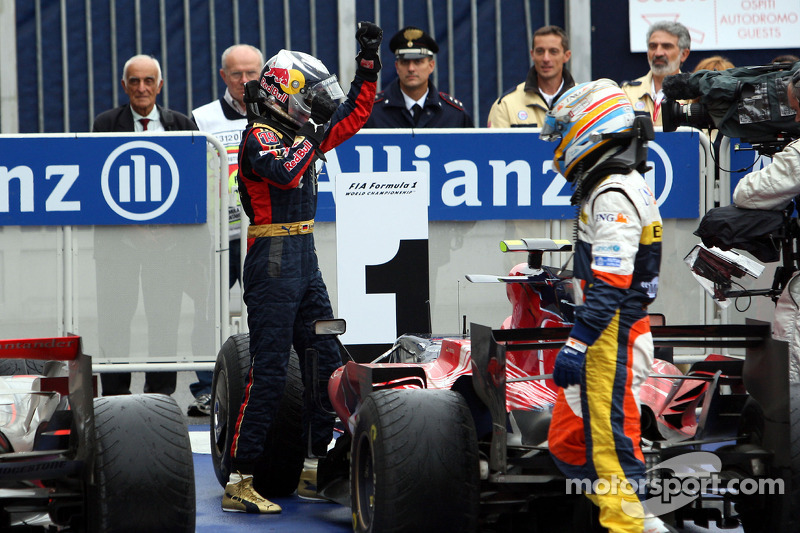 Ganador de la carrera Sebastian Vettel celebra con Fernando Alonso