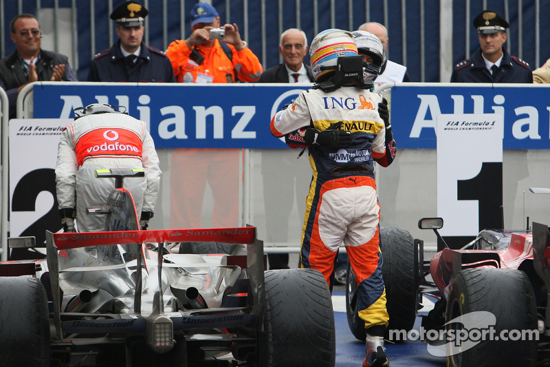 Ganador de la carrera Sebastian Vettel celebra con Fernando Alonso