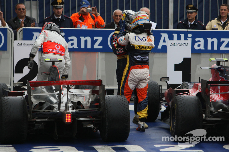 Ganador de la carrera Sebastian Vettel celebra con Fernando Alonso