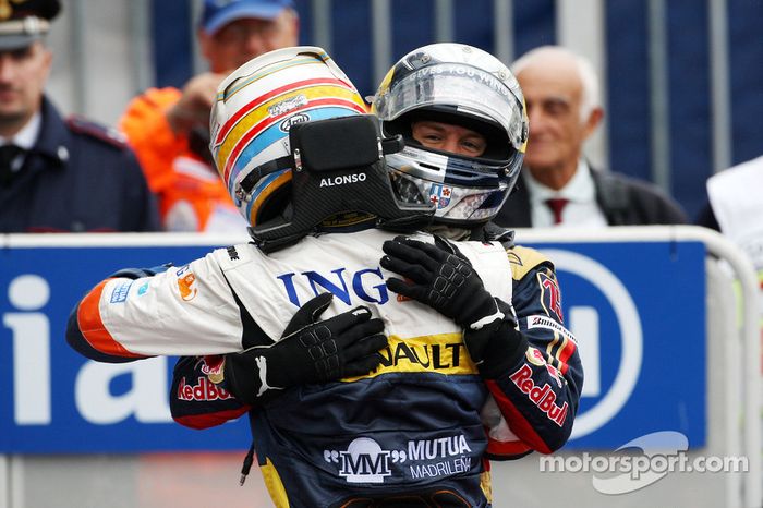 Ganador de la carrera Sebastian Vettel celebra con Fernando Alonso