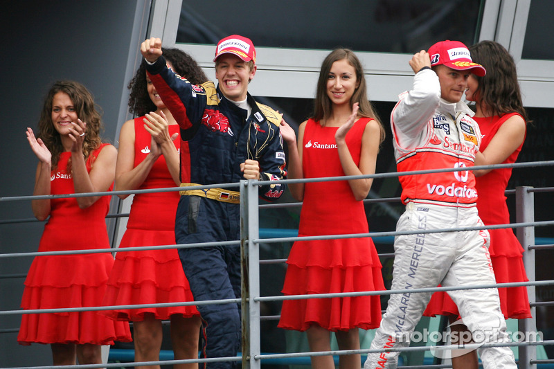 Podio: ganador de la carrera Sebastian Vettel, segundo lugar Heikki Kovalainen