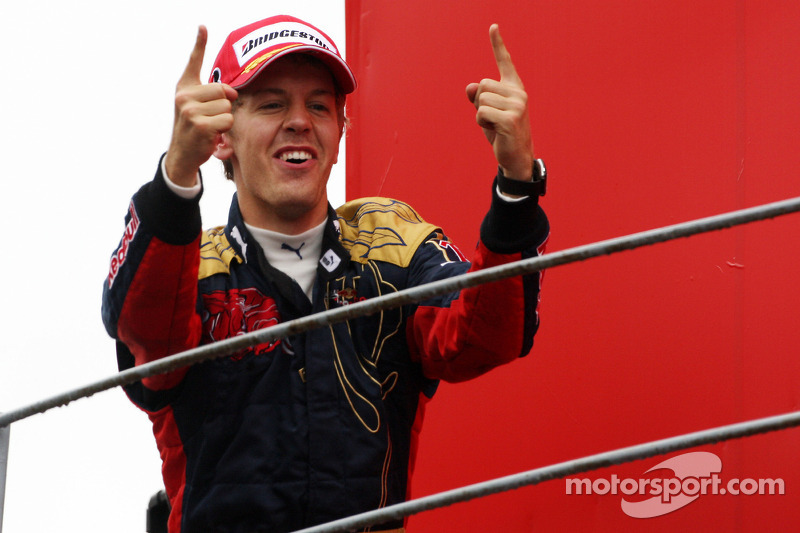 Podio: ganador de la carrera Sebastian Vettel celebra